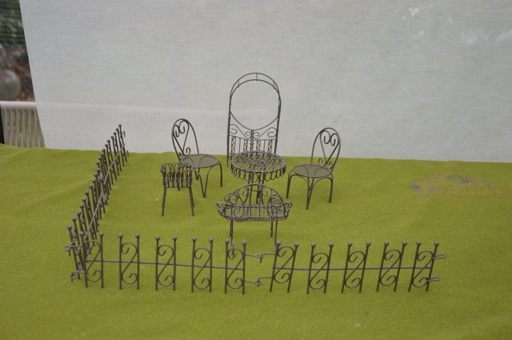Poppenhuis meubeltjes van metaal, `gietijzer` tuinmeubilair, Ophalen of Verzenden, Gebruikt, Accessoires