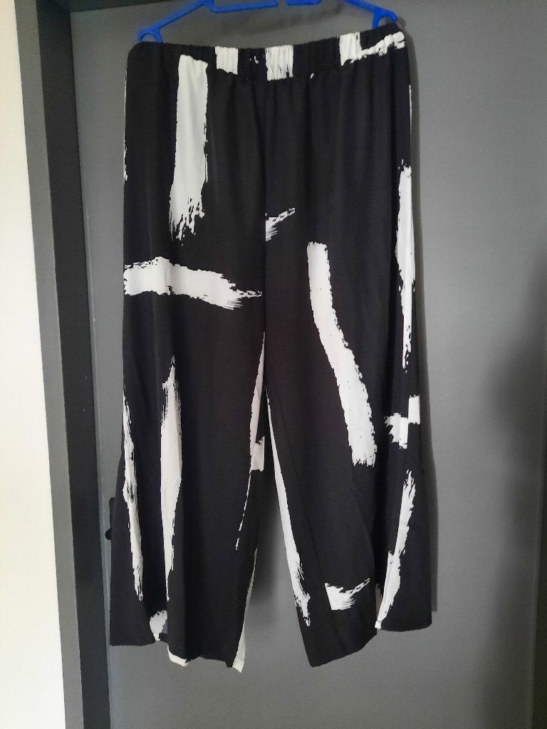Zwart-witte broek met wijde pijpen, Zwart, Maat 46/48 (XL) of groter, Nieuw, Ophalen of Verzenden