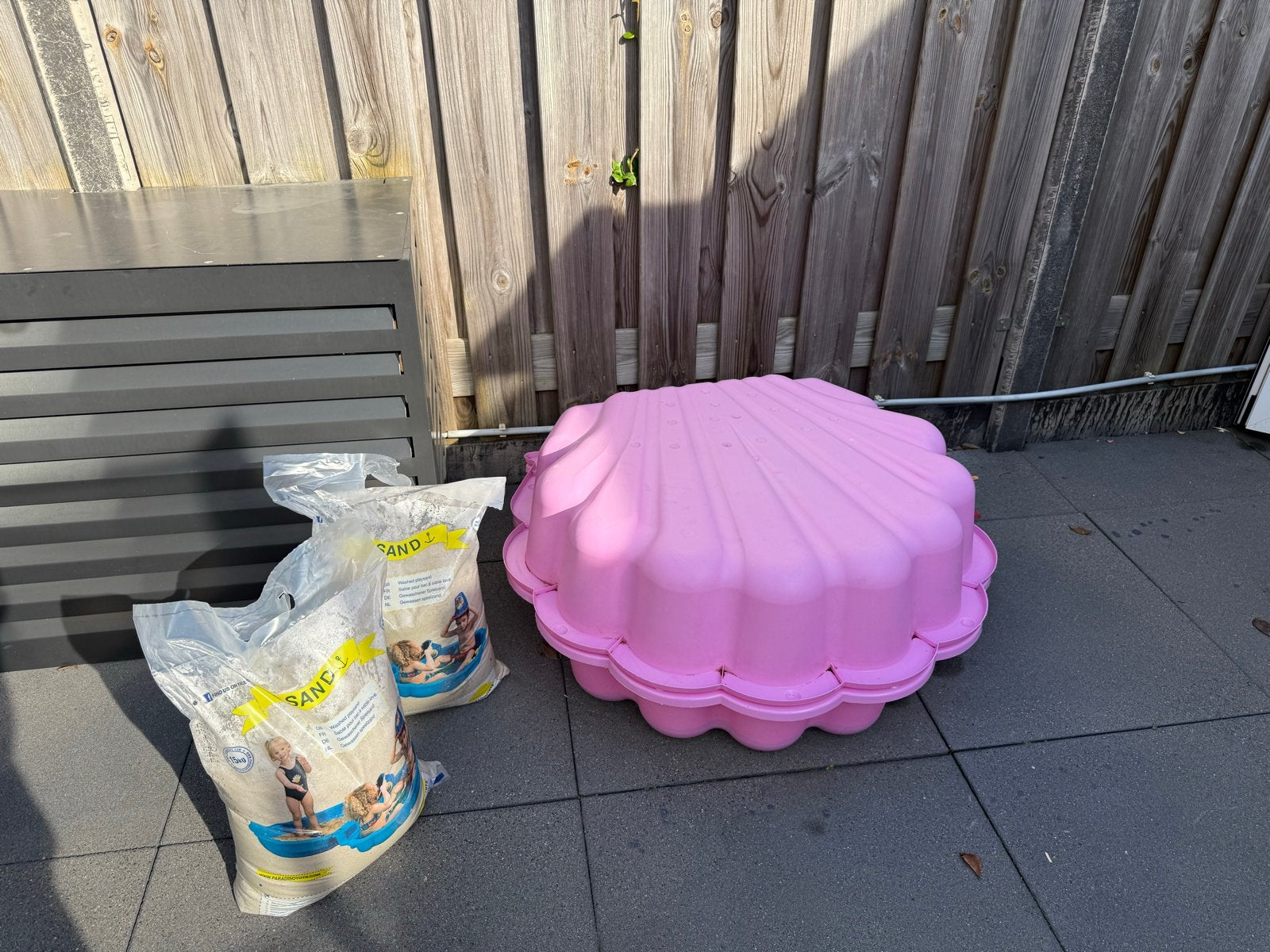 Roze zandbak in schelpvorm met 2 zakken zand, Ophalen, Zo goed als nieuw