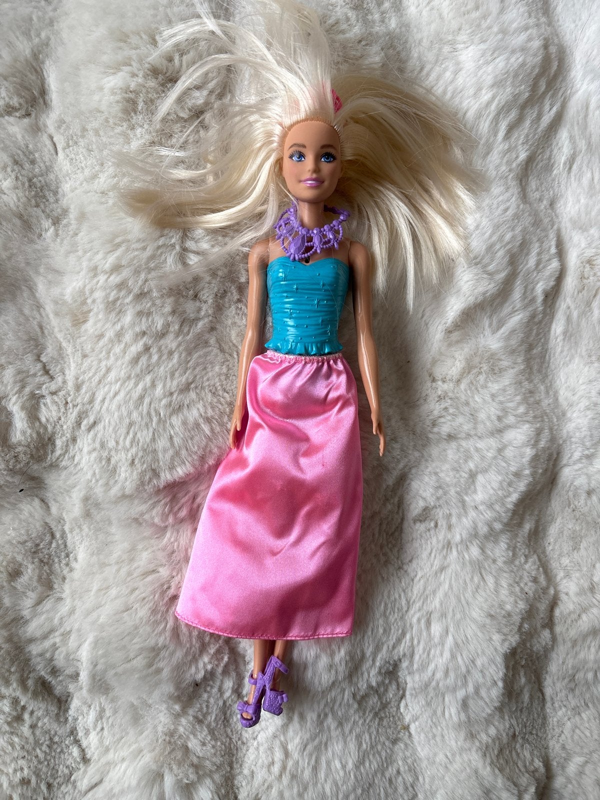 Barbie pop met roze rok en blauwe top, Ophalen of Verzenden, Gebruikt, Barbie