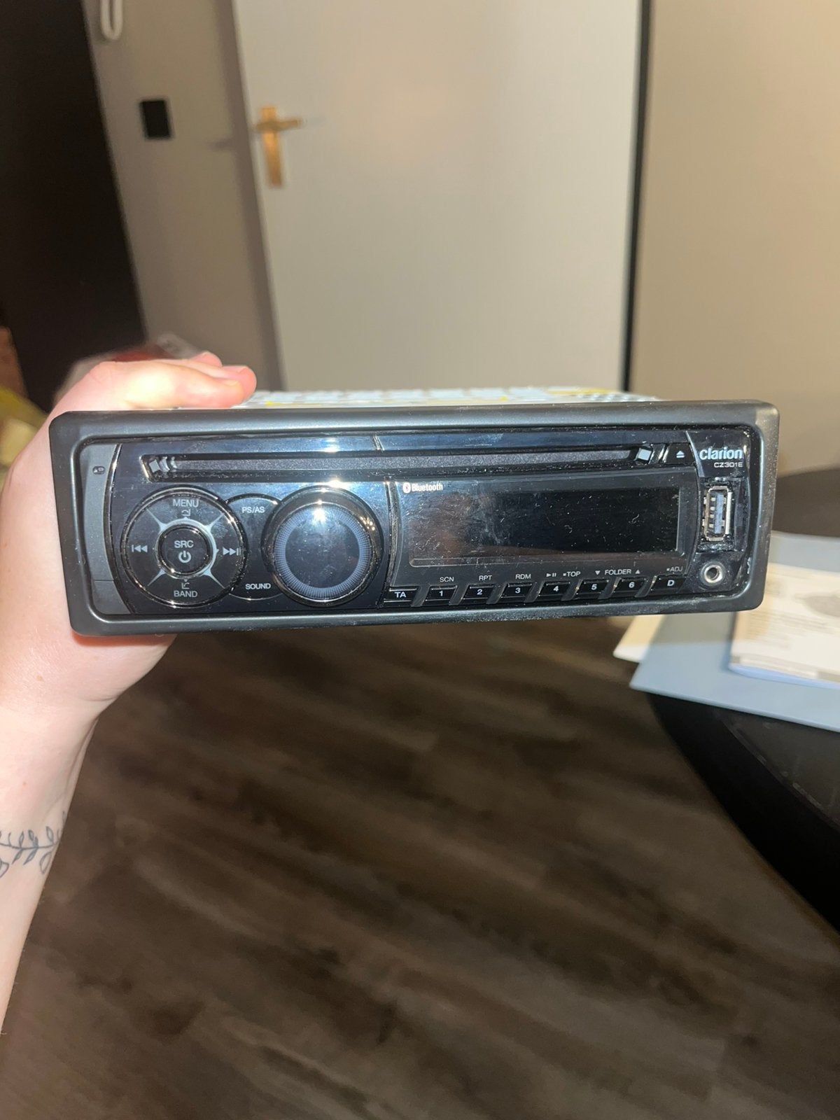 Clarion CZ301E autoradio Bluetooth USB CD + inbouwframe, Verzenden, Gebruikt