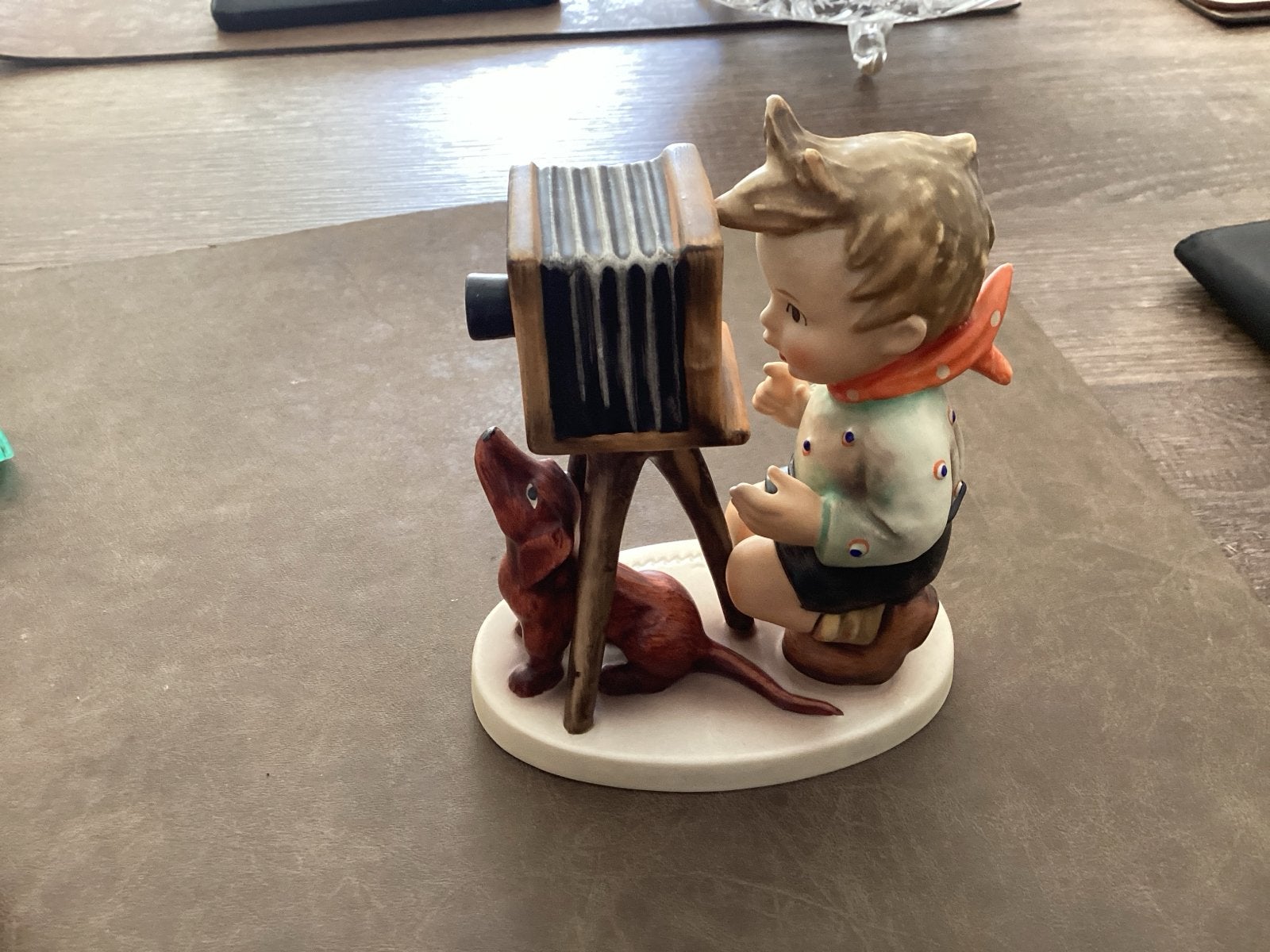 Hummel beeldje jongen met camera en hond, Verzamelen, Verzenden, Zo goed als nieuw, Hummel