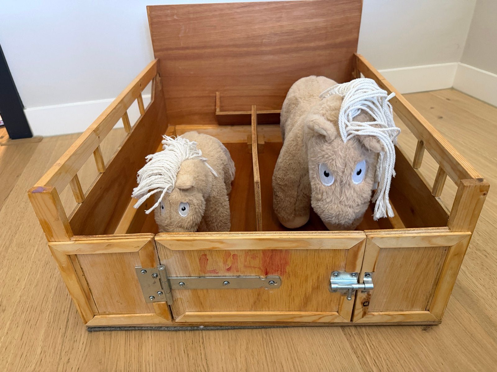 Houten stal voor Gravity Pony's en andere speelgoedpaarden, Ophalen of Verzenden, Gebruikt, Jongen of Meisje