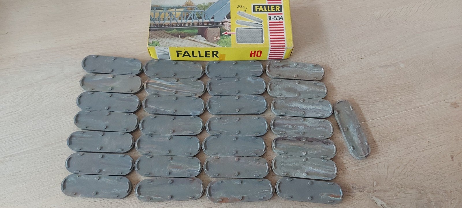 29 brugpeilers van Faller in de originele verpakking, Hobby en Vrije tijd, Modeltreinen | H0, Ophalen of Verzenden, Zo goed als nieuw