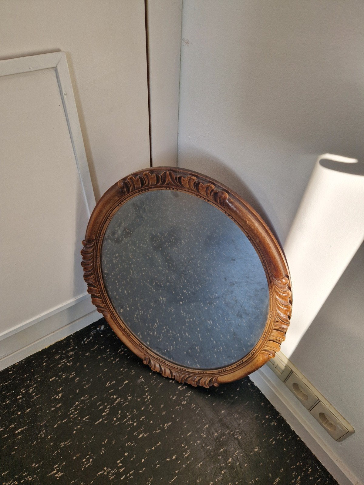 Ovale spiegel met sierlijke houten lijst, Antiek en Kunst, Ophalen, Ovaal, Minder dan 50 cm, Minder dan 100 cm