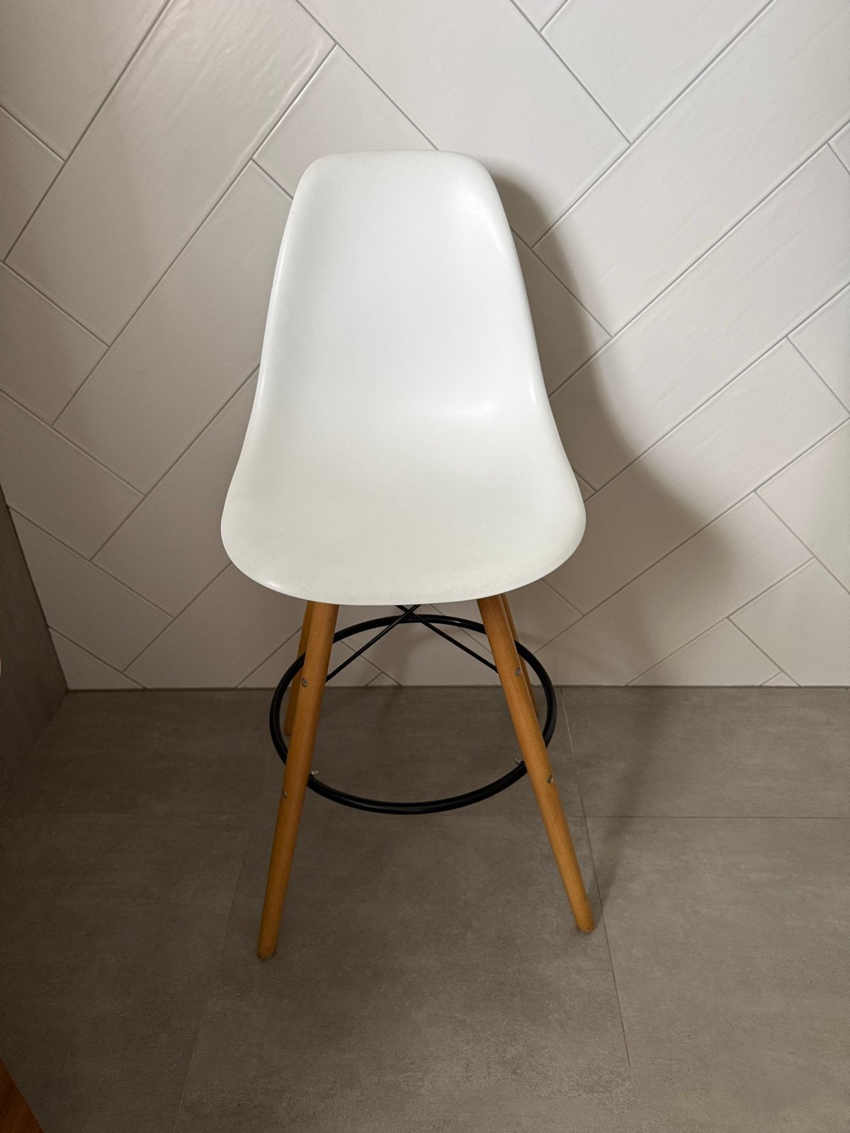 Barkruk barstoel met witte kunstof zitting houten onderstel, Ophalen, Kunststof, Gebruikt, Met voetsteun
