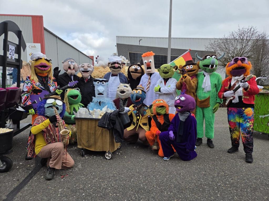 Carnavals loopgroep The Muppetshow met 19 pakken en wagens, Ophalen