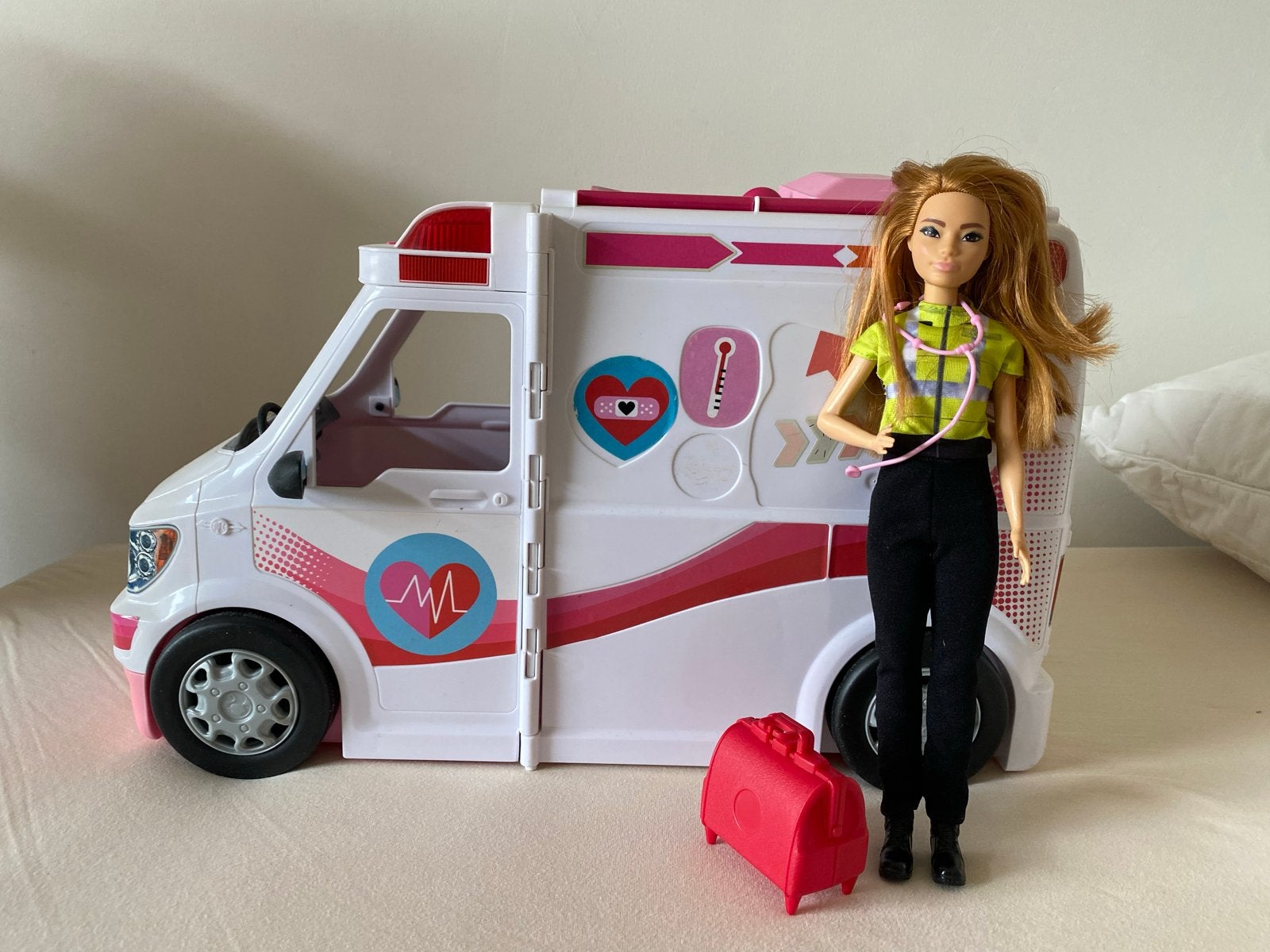 Barbie ambulance met pop en accessoires, Kinderen en Baby's, Speelgoed | Overig, Zo goed als nieuw, Meisje, Ophalen