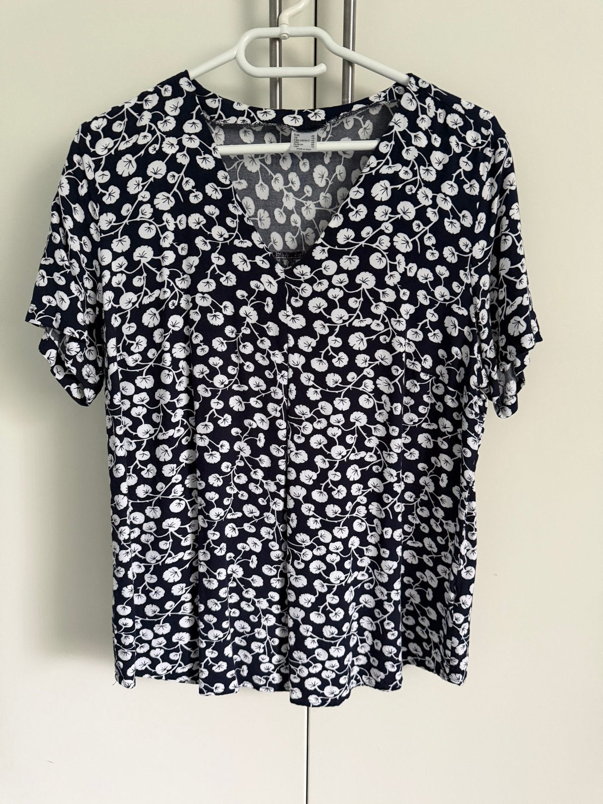 Donkerblauwe blouse met witte print; maat 42, Ophalen of Verzenden, Zo goed als nieuw, Maat 42/44 (L), Blauw