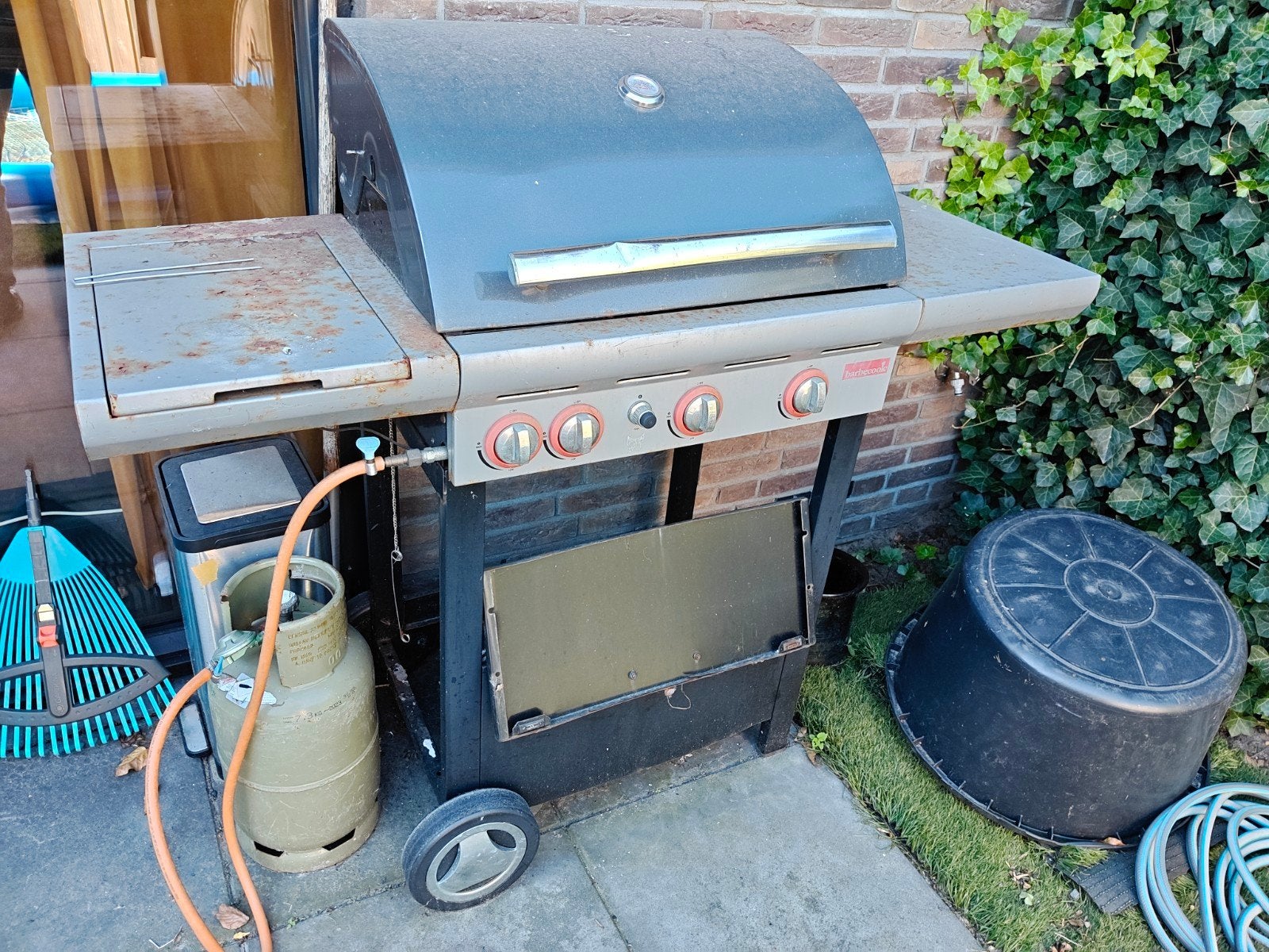 Gebruikte gasbarbecue met zijbrander