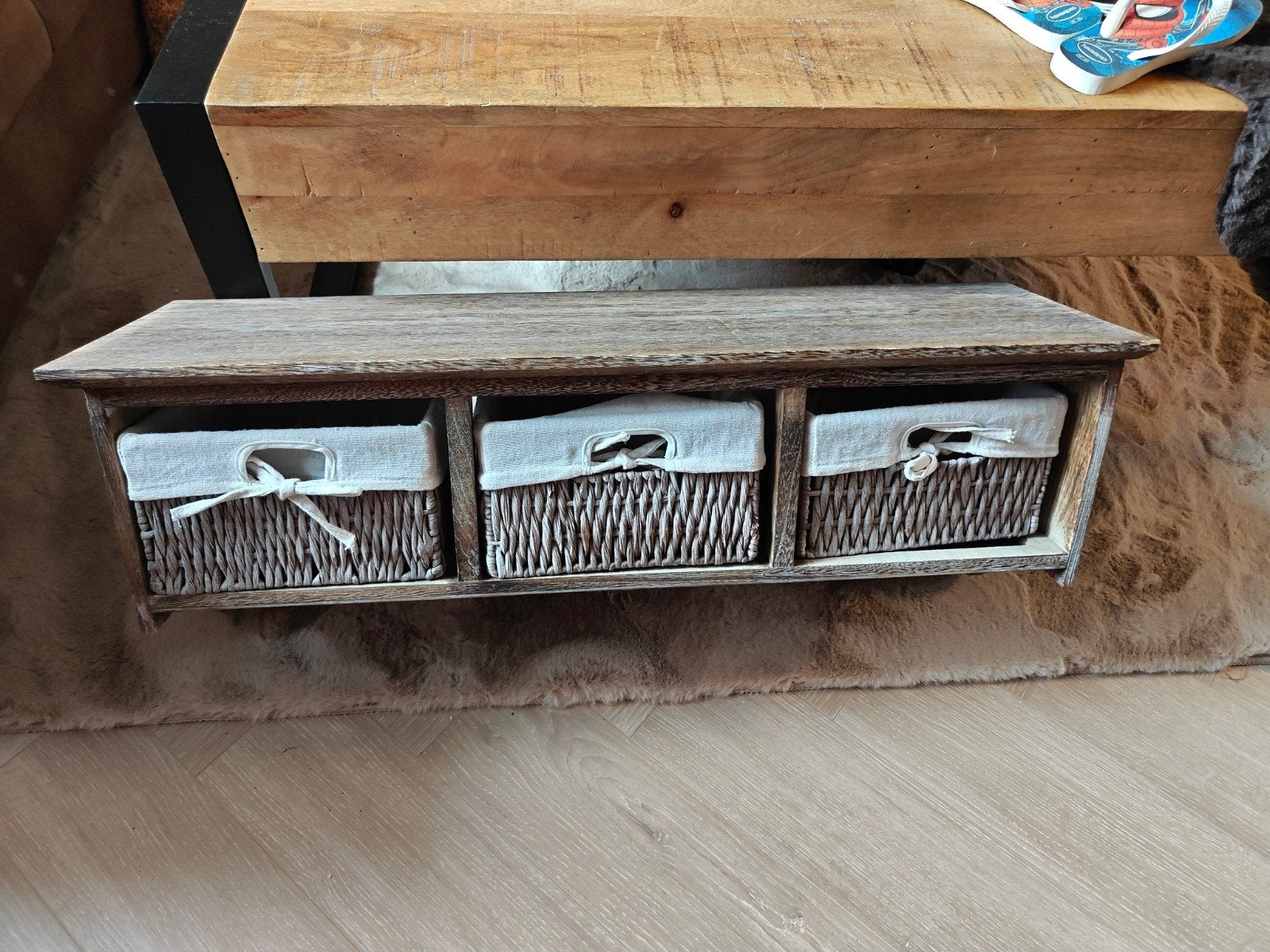 Houten kapstok met 3 rieten mandjes en 4 haken, Ophalen, Zo goed als nieuw, Hout, Wandkapstok