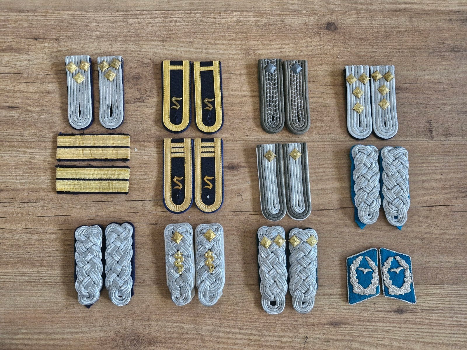 Verzameling DDR NVA uniform effekten, Verzamelen, Militaria | Algemeen, Ophalen of Verzenden, Landmacht, Duitsland, Embleem of Badge