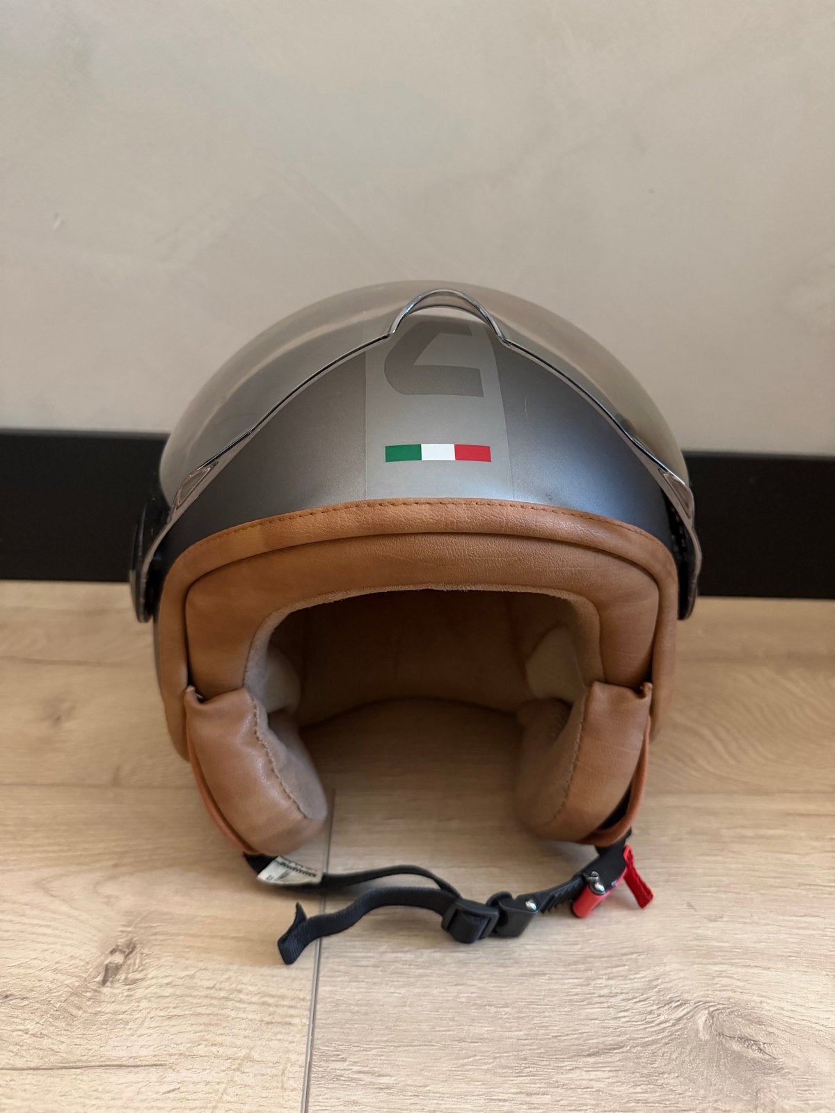 Stijlvolle grijze scooterhelm met bruin leer, maat M, Fietsen en Brommers, Brommerhelmen, Ophalen of Verzenden, Zo goed als nieuw