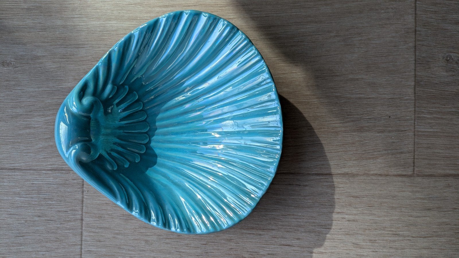 Schelp schaal uit Frankrijk blauw turkoois keramiek, Huis en Inrichting, Keuken | Servies, Ophalen of Verzenden, Keramiek, Overige stijlen