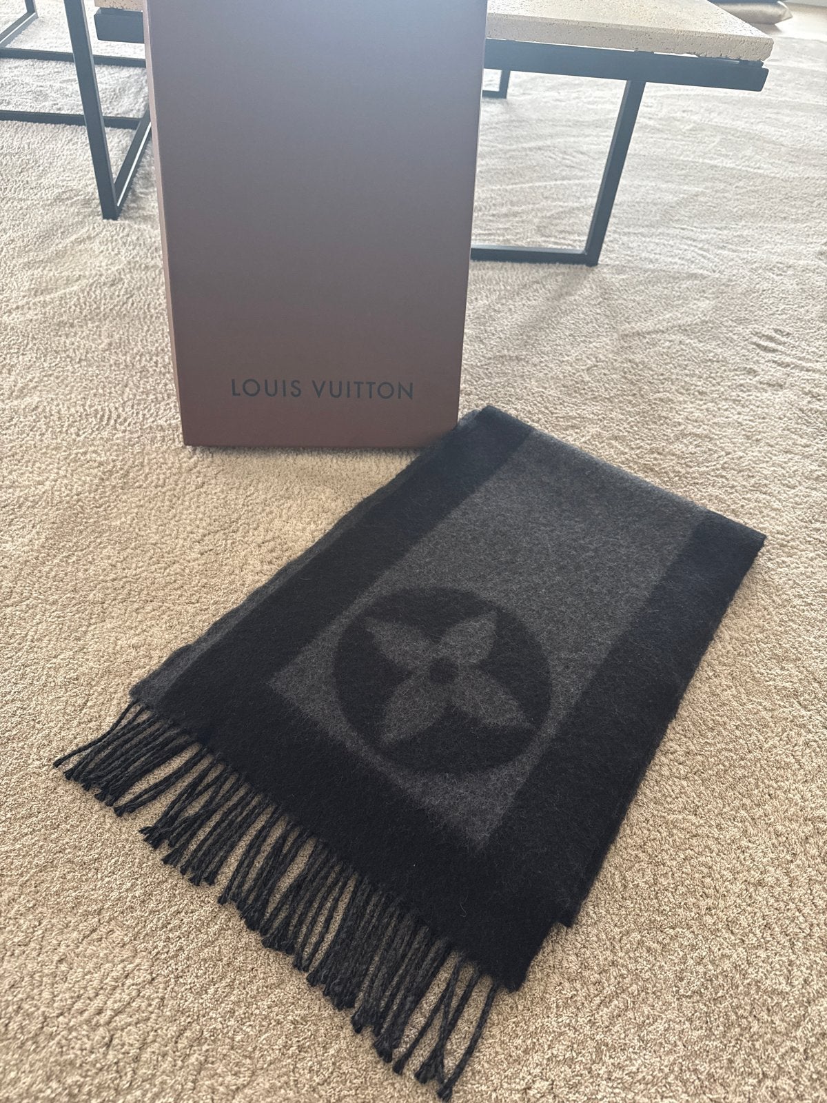 Louis Vuitton Sjaal - Grijs/Zwart Monogram, Ophalen of Verzenden, Gedragen, Sjaal