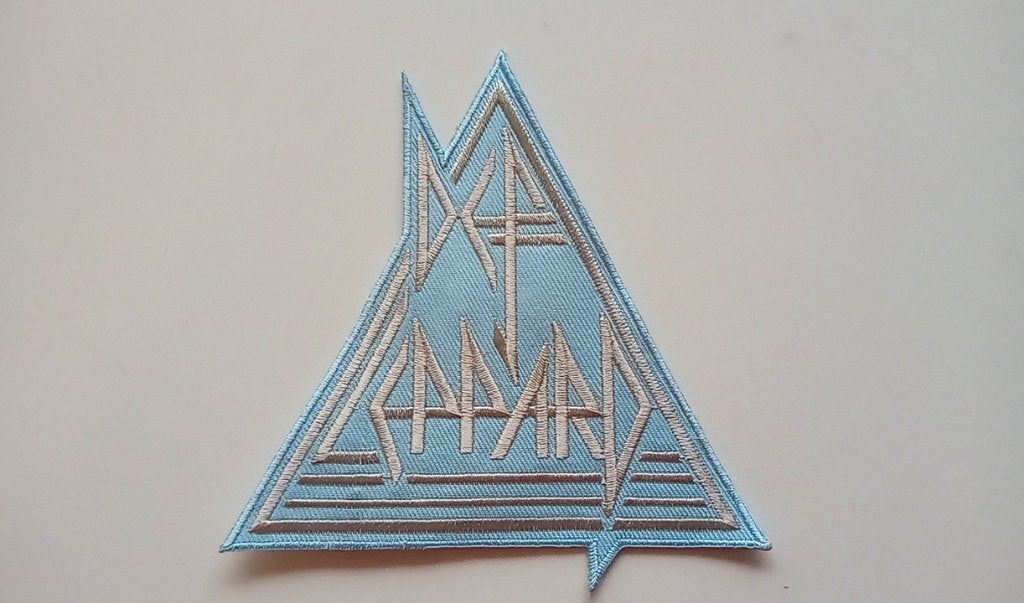 Def Leppard  vrij  mooie shaped logo patch d58, Verzenden, Nieuw, Kleding