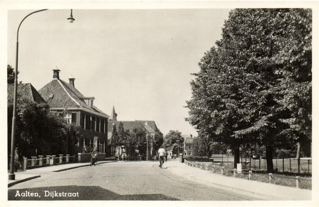 Aalten, Dijkstraat - fietsers - ongelopen, Verzamelen, Ophalen of Verzenden, 1960 tot 1980, Ongelopen, Gelderland