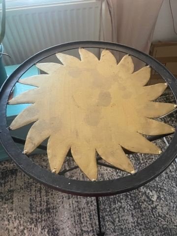 Vintage smeetijzer tafeltje met Zon-vormig Blad Pijlpootjes, Minder dan 55 cm, Gebruikt, Metaal of Aluminium, Rond