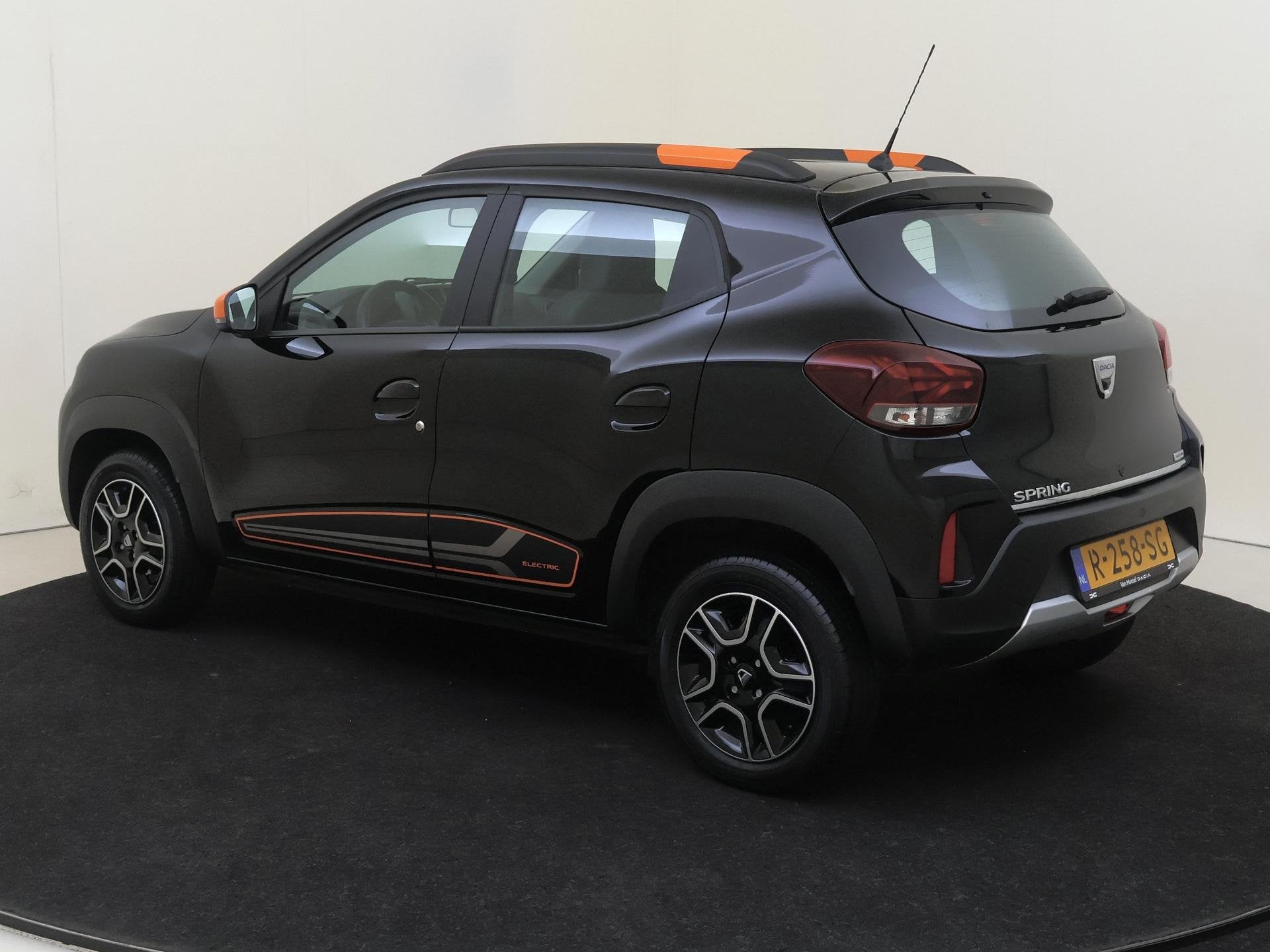 Dacia Spring Comfort Plus 27 kWh | Leder | bluetooth | airco, Auto's, Gebruikt, Leder en Stof, Zwart, Te koop