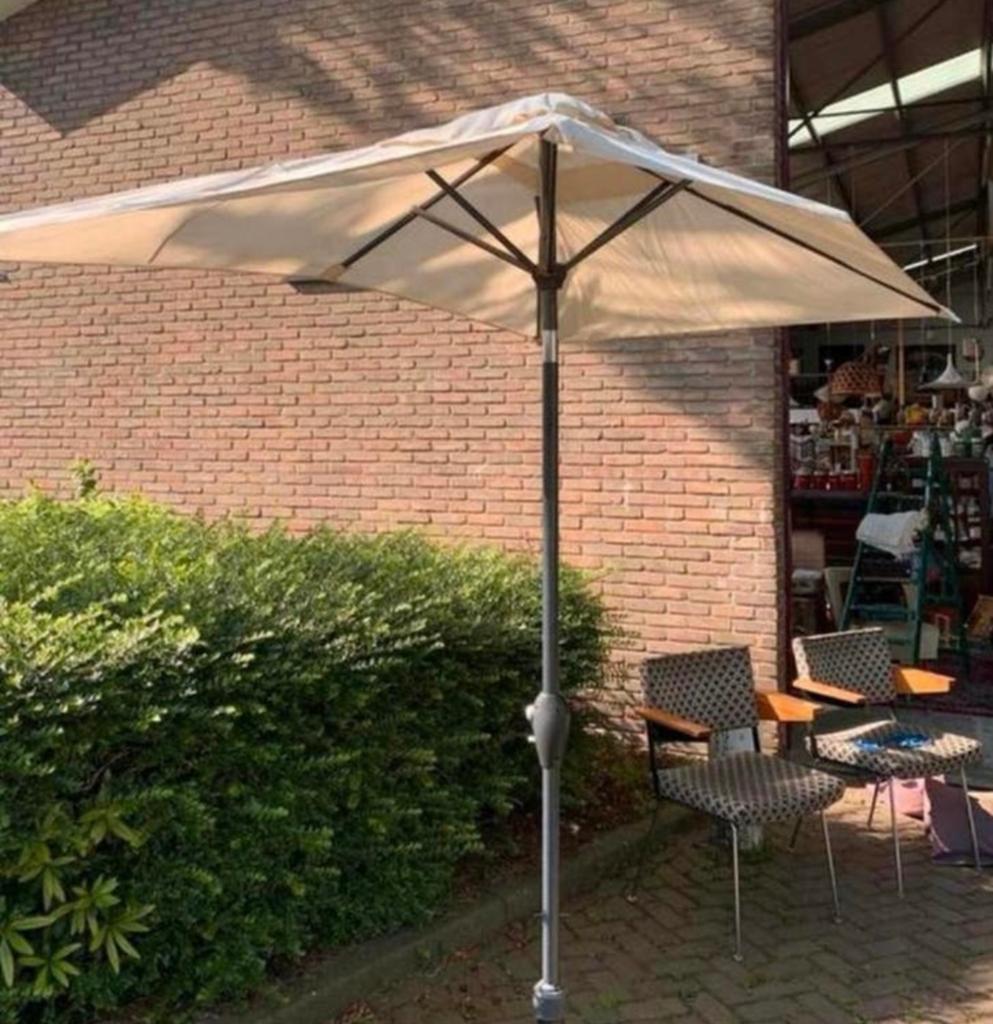Parasol mooie smalle parasol ideaal voor balkon enz goede, Ophalen of Verzenden, Zo goed als nieuw