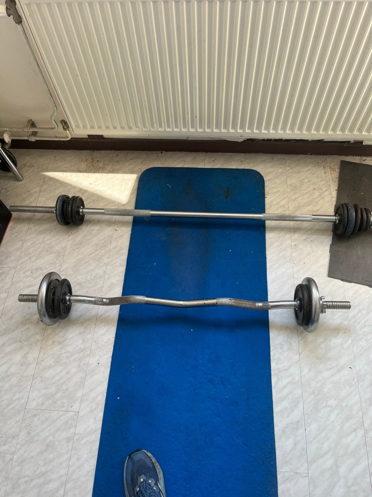 Halterstang & EZ curl halterstang inc schijven, Sport en Fitness, Fitnessmaterialen, Ophalen, Zo goed als nieuw, Halterstangen