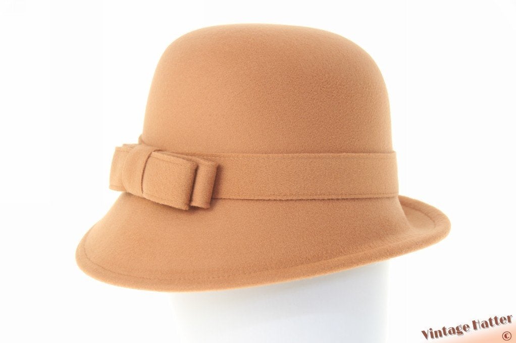 cloche dophoed Dameshoed beige bruin viltachtig 54-57 nieuw, Ophalen of Verzenden, Nieuw, One size fits all, Hoed