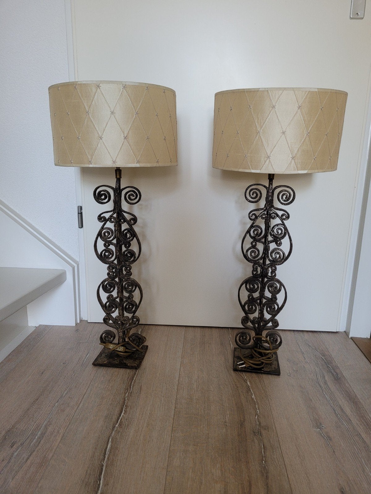 Set van 2 smeedijzeren loberon tafel lampen met stoffen kap, Ophalen
