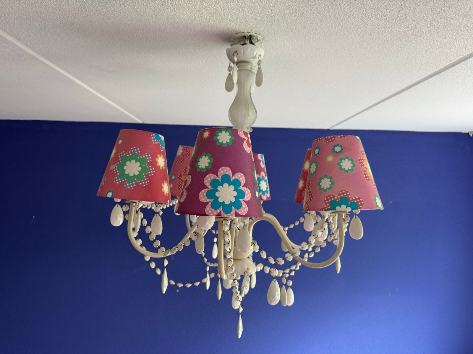Vrolijke Kroonluchter met Bloemige Lampenkapjes, Huis en Inrichting, Lampen | Kroonluchters, Ophalen of Verzenden, Gebruikt, Metaal