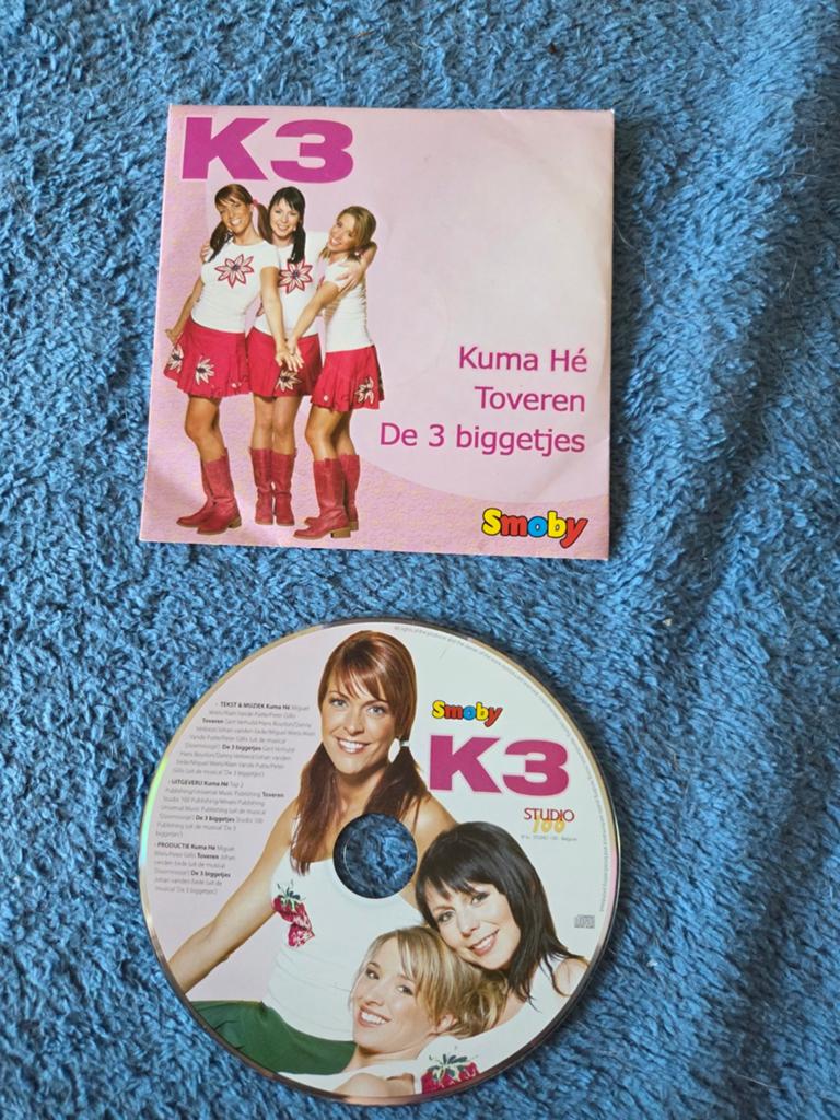 ​K3 – Smoby Single CD Kuma Hé, Toveren & De 3 biggetjes oude, Ophalen of Verzenden, Zo goed als nieuw, Muziek, 6 tot 9 jaar