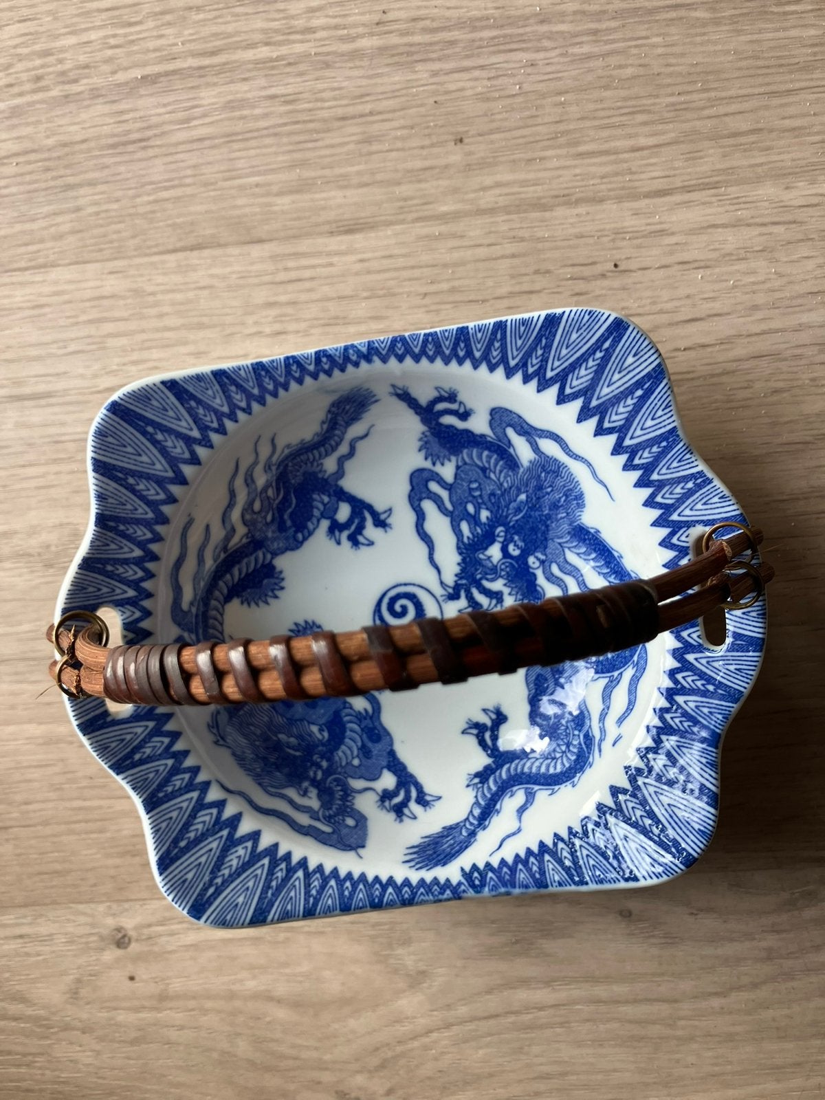 Porseleinen schaaltje met rieten hengsel, Ophalen of Verzenden