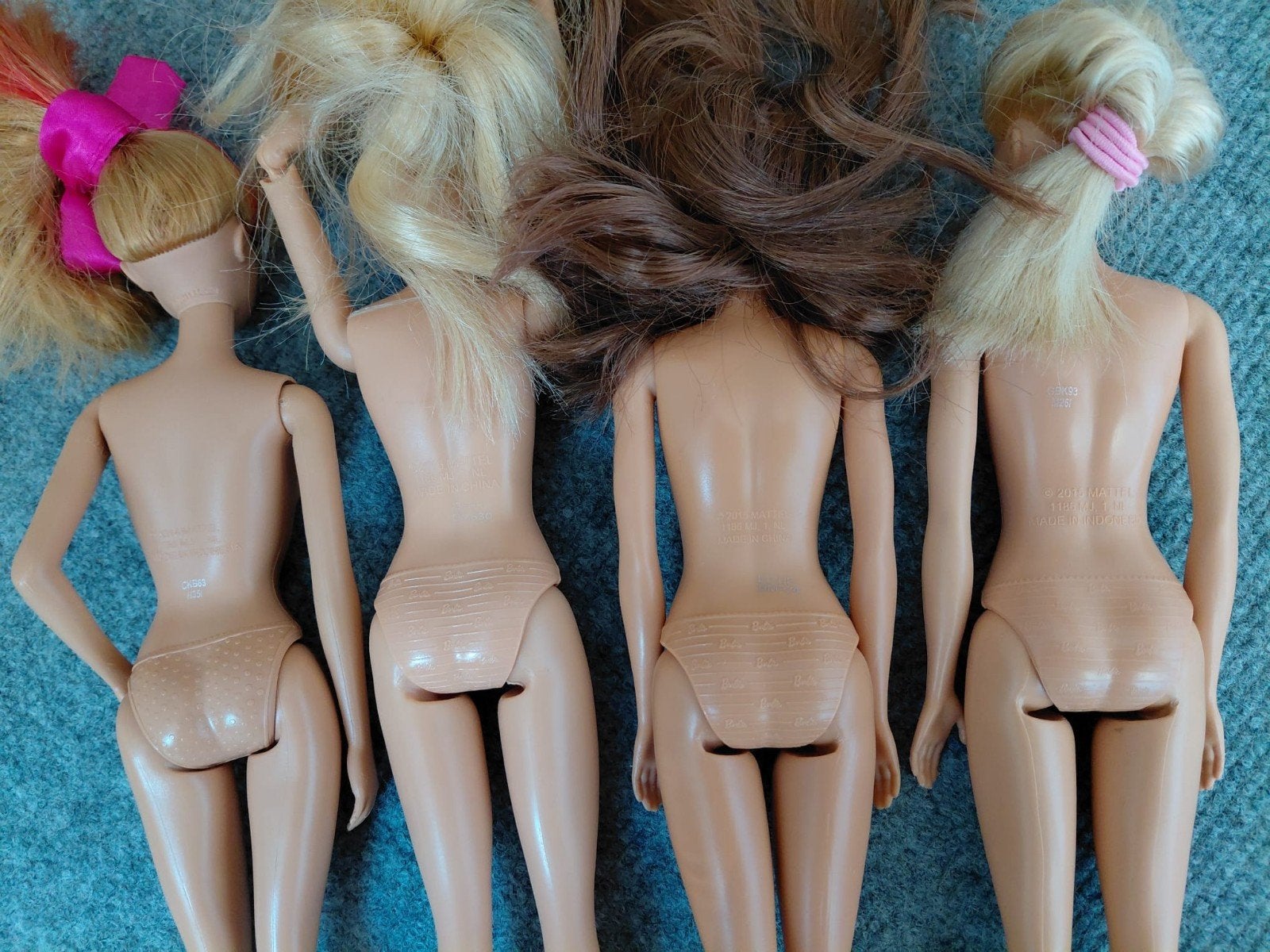 Barbie en andere poppen met scooter, auto en kleding, Ophalen, Gebruikt, Barbie