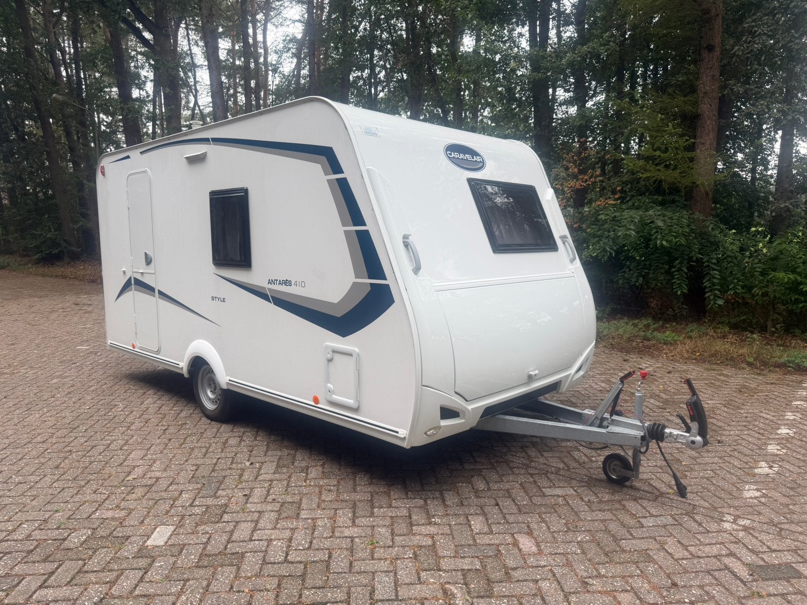 Te koop: Caravelair Antarès Style 410 – bouwjaar 2021, Frans bed, Treinzit, 750 - 1000 kg, Particulier