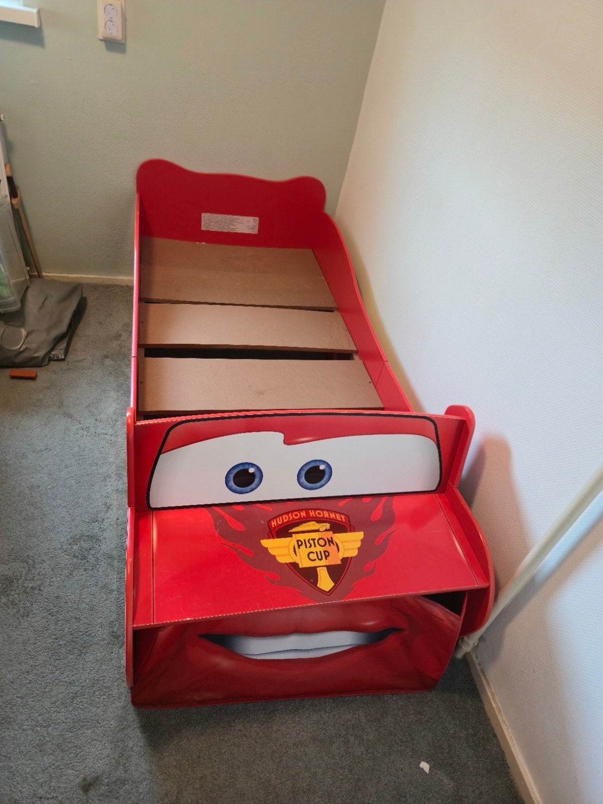 Lightning McQueen bed 
Leuk Lightning McQueen / Ca, Kinderen en Baby's, Kinderkamer | Bedden, Ophalen, Gebruikt, 70 tot 85 cm