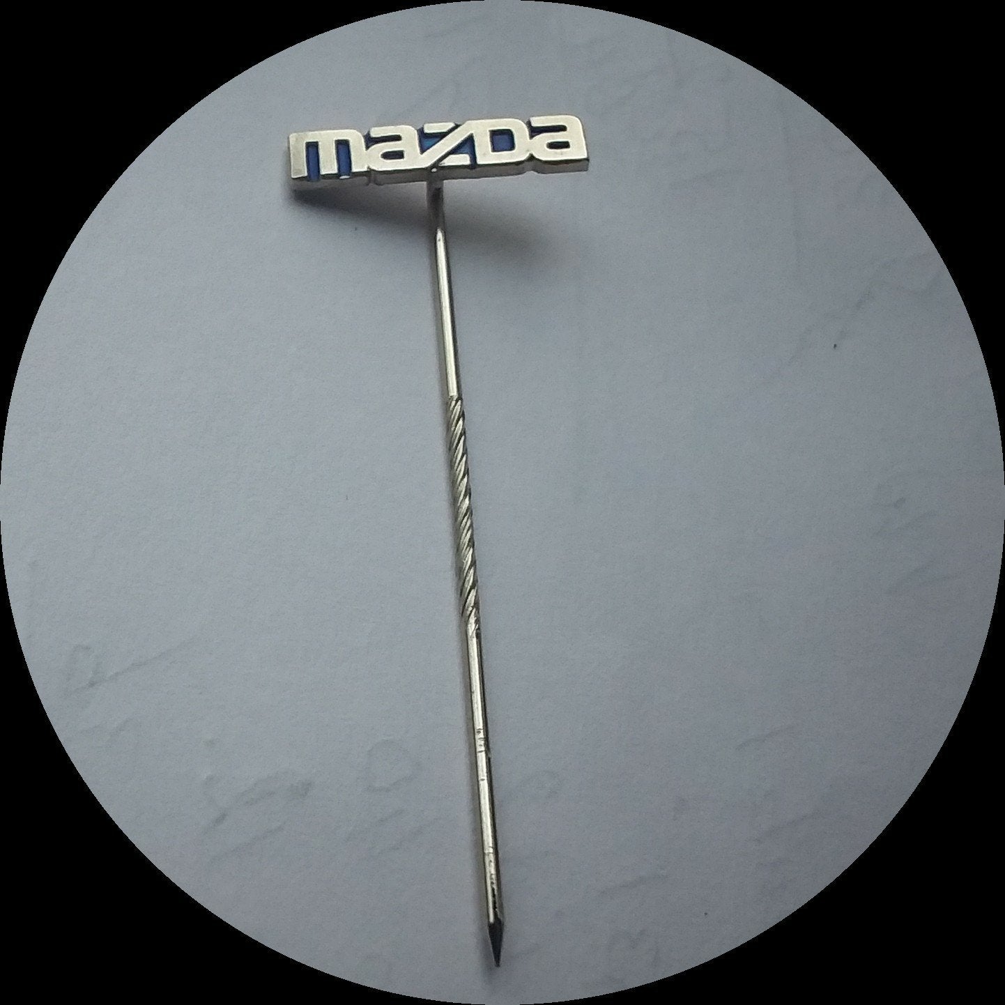MAZDA speldje, chroom blauw, Verzamelen, Speldjes, Pins en Buttons, Ophalen of Verzenden, Zo goed als nieuw, Transport, Speldje of Pin