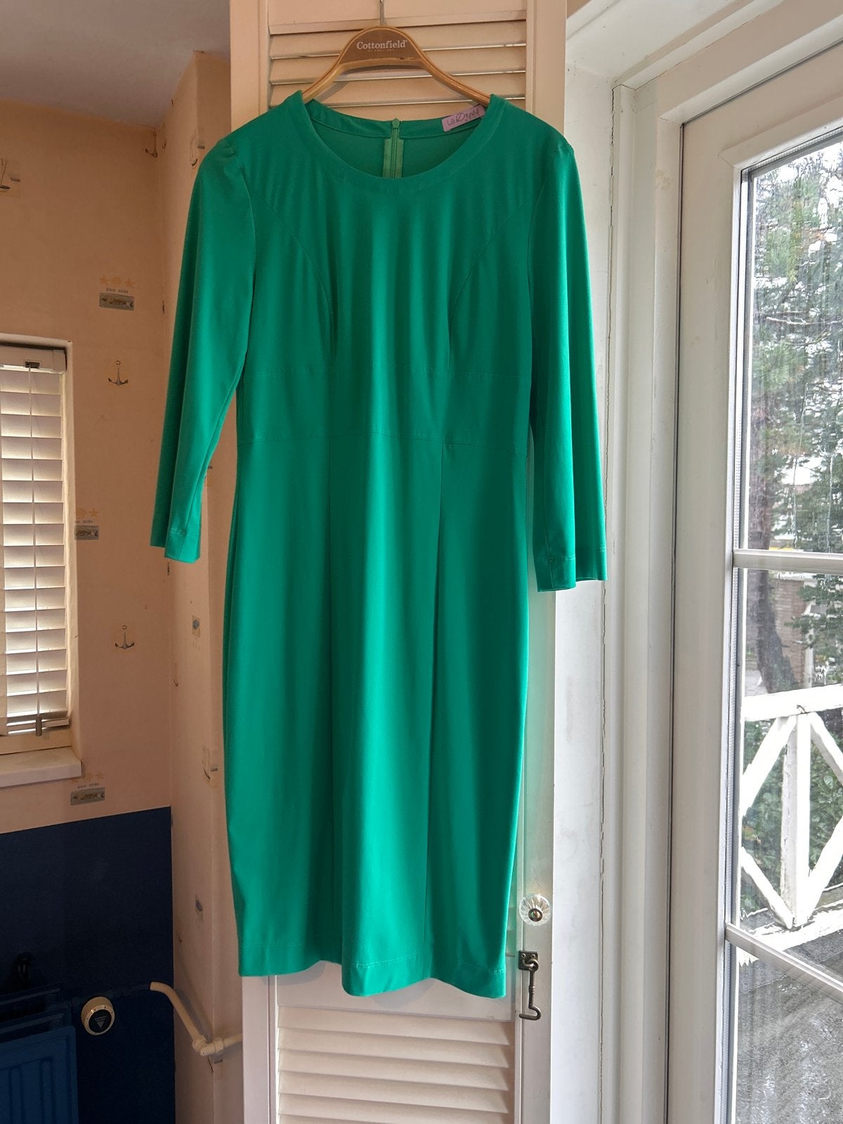 Groene jurk van La Dress by Simone, maat M, Maat 38/40 (M), Ophalen of Verzenden, Zo goed als nieuw, Knielengte