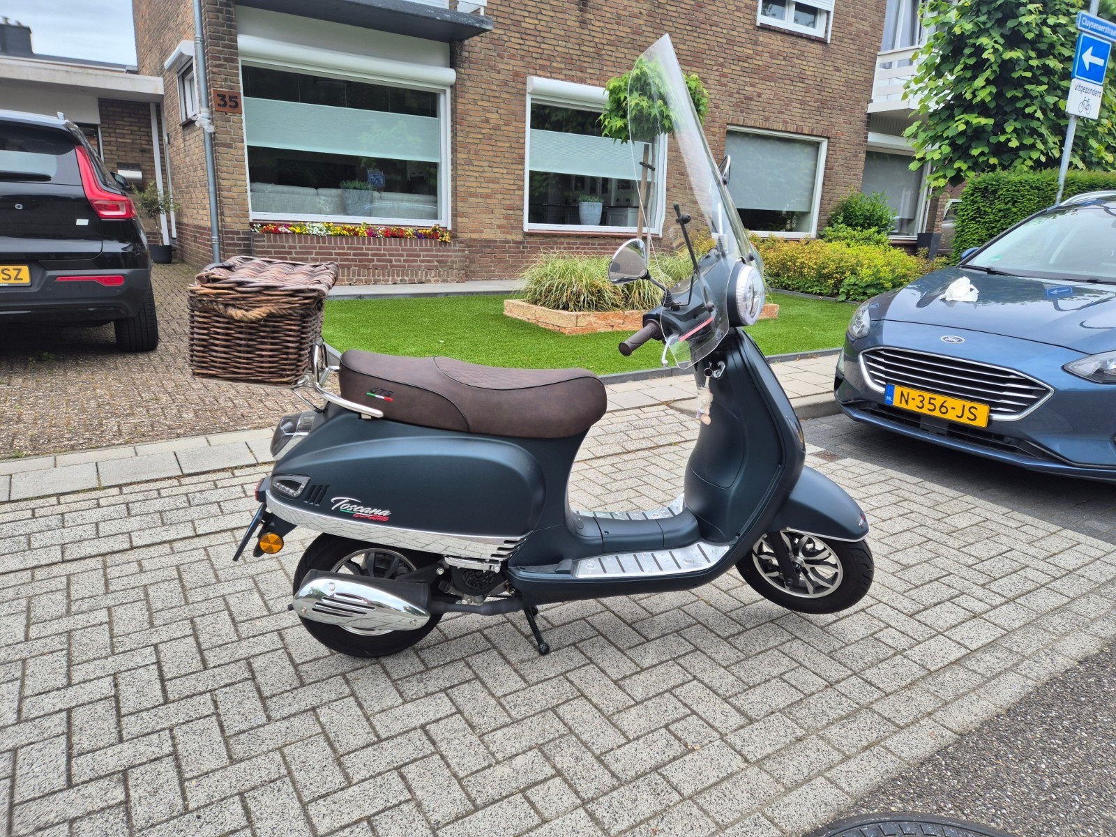 GTS Toscana scooter in nieuwstaat, Fietsen en Brommers, Ophalen, Zo goed als nieuw, Benzine, GTS