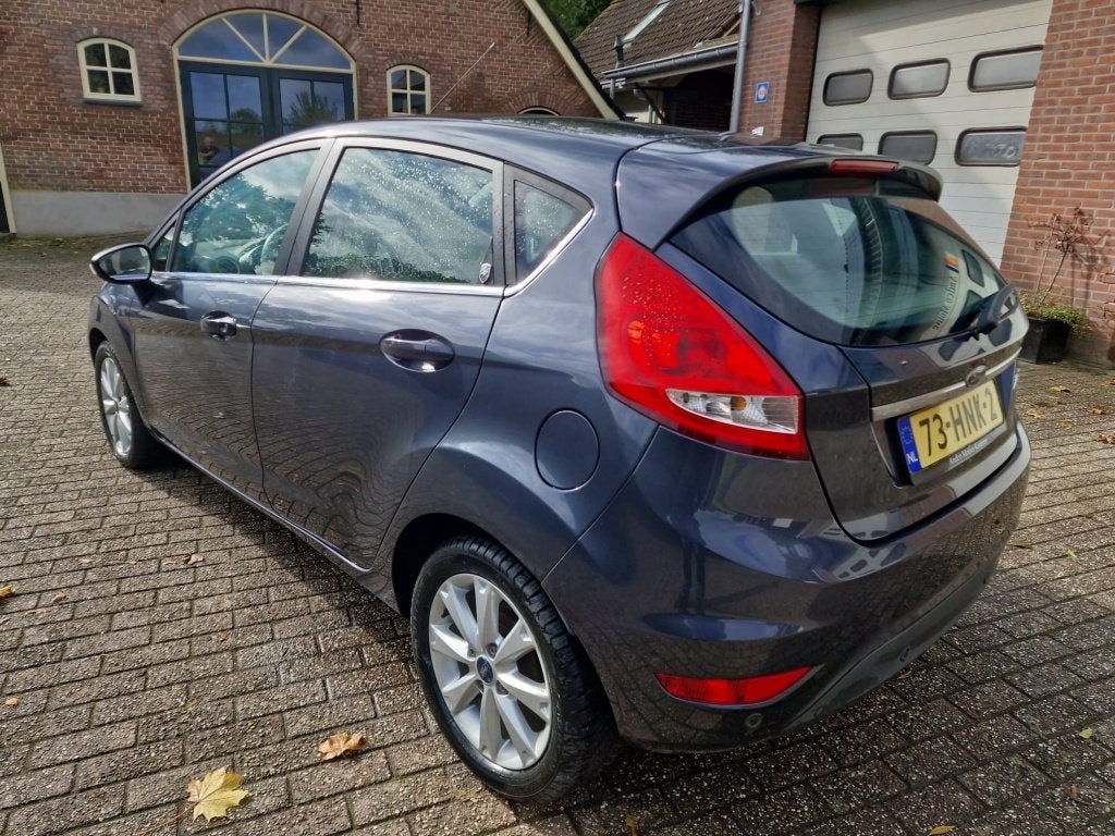 Ford Fiesta 1.25 Ghia 4 nieuwe 4seizoenen banden nieuwe remm, Auto's, 1242 cc, 82 pk, Bedrijf, Handgeschakeld
