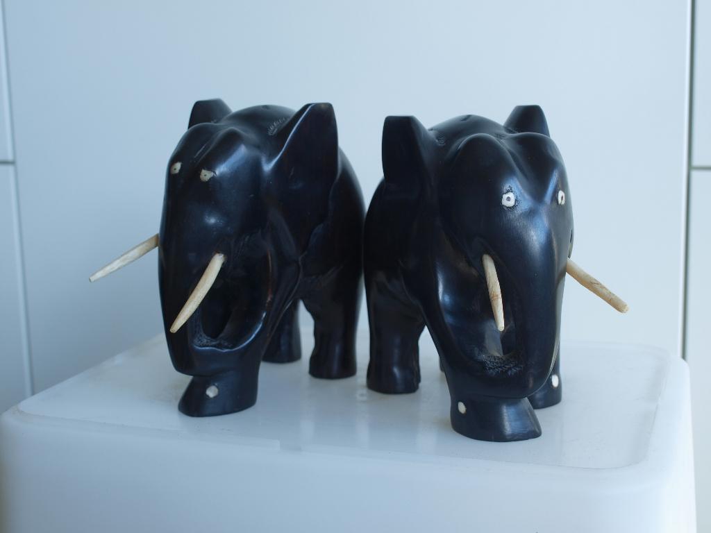 beelden Olifanten massief Ebbenhout Afrika 2 stuks 75 euro, Minder dan 20 cm, Ophalen of Verzenden, Zwart, Beeld