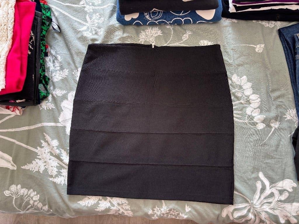 AMISU Black Pencil Skirt Size 42, Zwart, Maat 42/44 (L), Ophalen of Verzenden, Gedragen