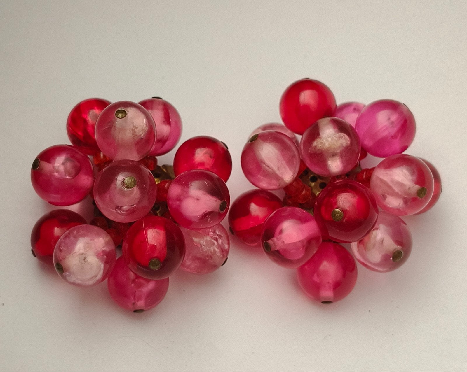 Vintage lucite Rode en Roze druiventros clip Oorbellen, Verzenden, Zo goed als nieuw, Rood, Overige materialen