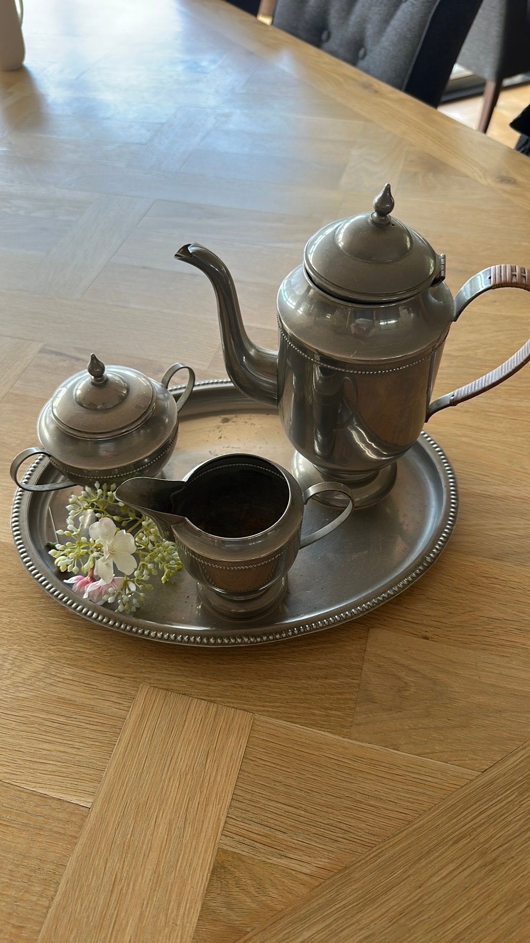 Theeservies met mooi parelrandje, Ophalen of Verzenden