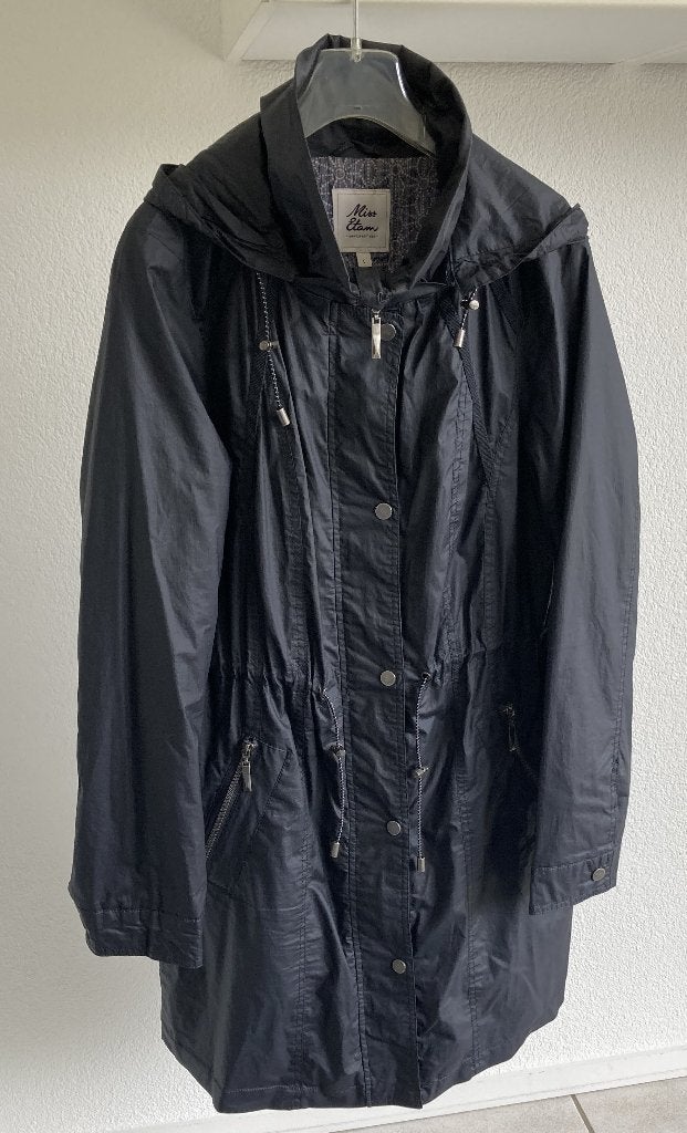 regenjas L 40 Miss Etam zgan € 10,00, Maat 38/40 (M), Zwart, Ophalen of Verzenden, Zo goed als nieuw