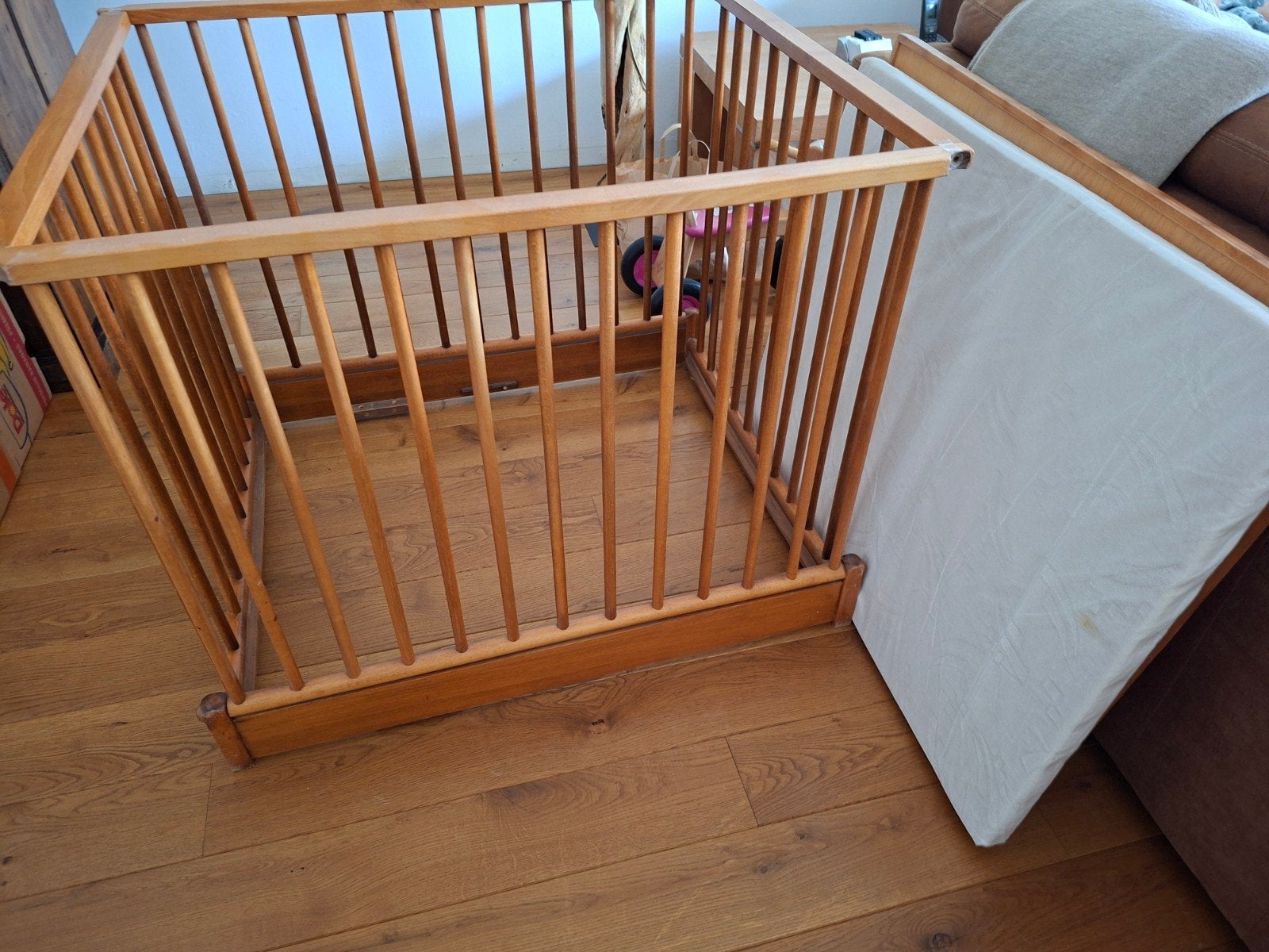 Houten box met matras, Kinderen en Baby's, Boxen, Ophalen, Gebruikt, Vierkant, In hoogte verstelbaar