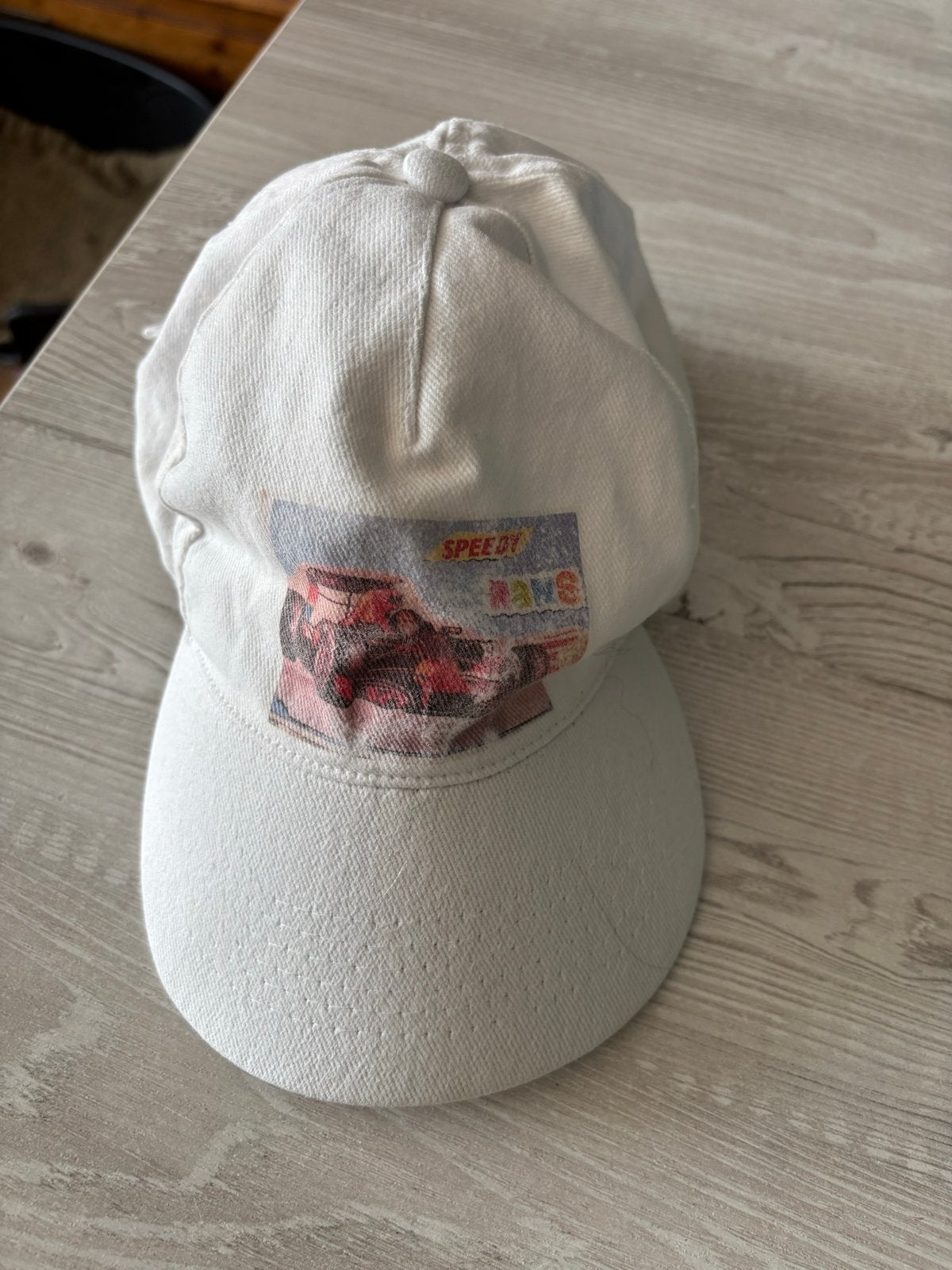 Witte pet met raceauto print, Ophalen of Verzenden, Pet