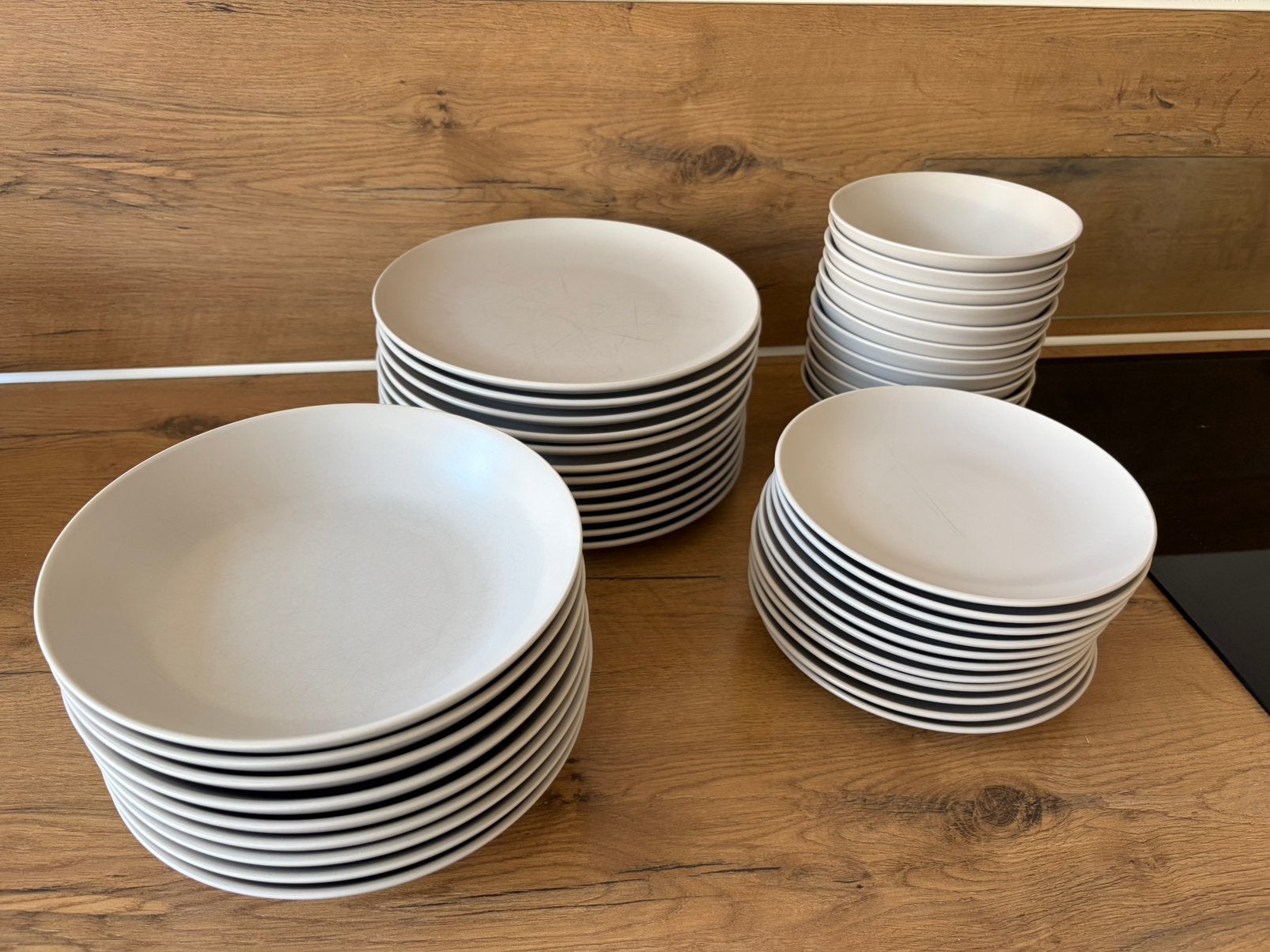 Färgklar lichtgrijze 12-delige borden set van de Ikea, Ophalen, Aardewerk, Overige stijlen, Bord(en)