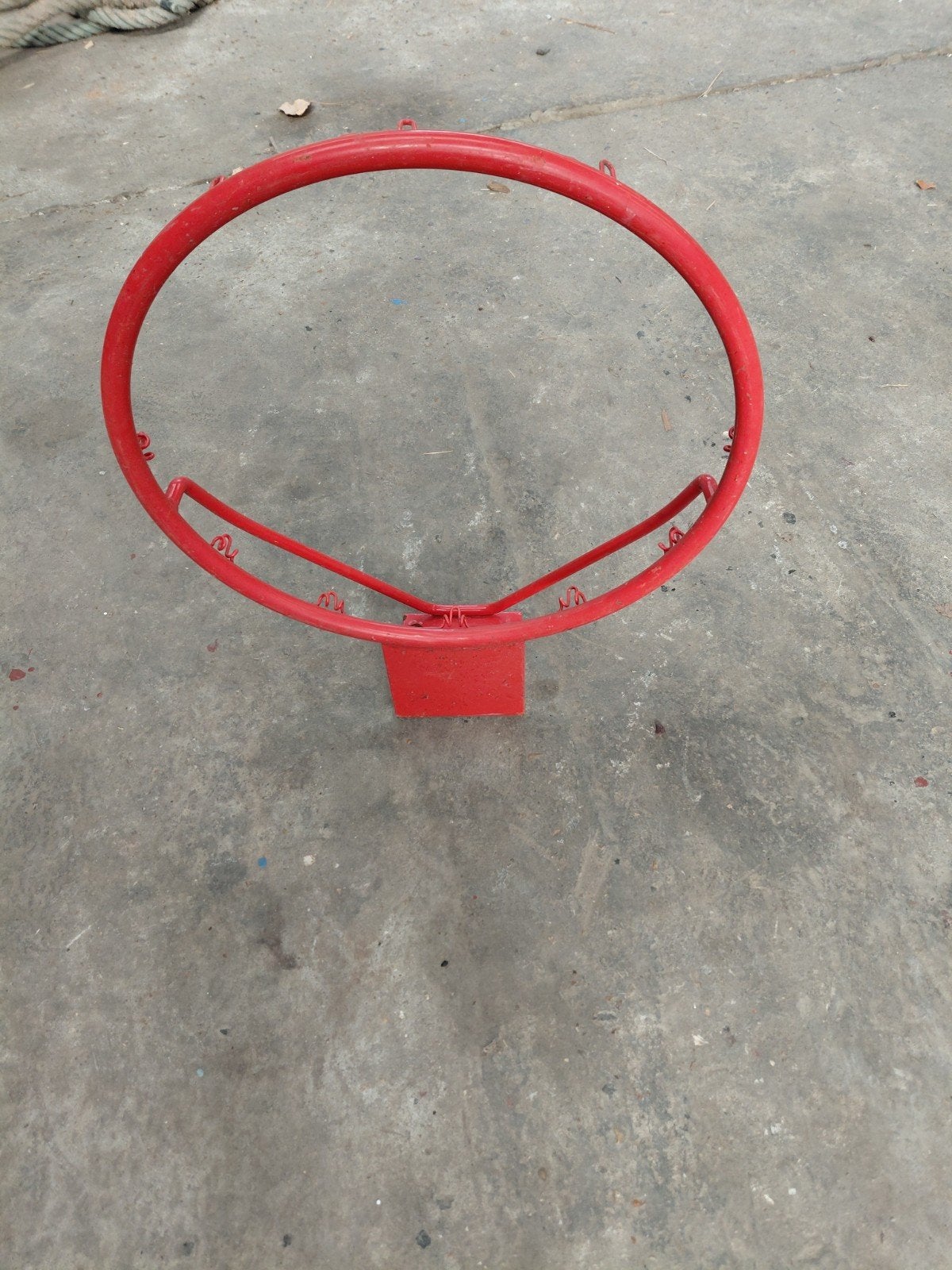 Rode basketbalring - Gebruikt maar in goede staat, Sport en Fitness, Basketbal, Ophalen of Verzenden, Gebruikt, Ring, Bord of Paal