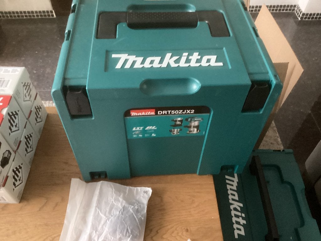 Nieuwe Makita DRT50ZJX2 18V Li-Ion accu boven-/kantenfrees, Overige soorten, Accu, Nieuw, Ophalen of Verzenden