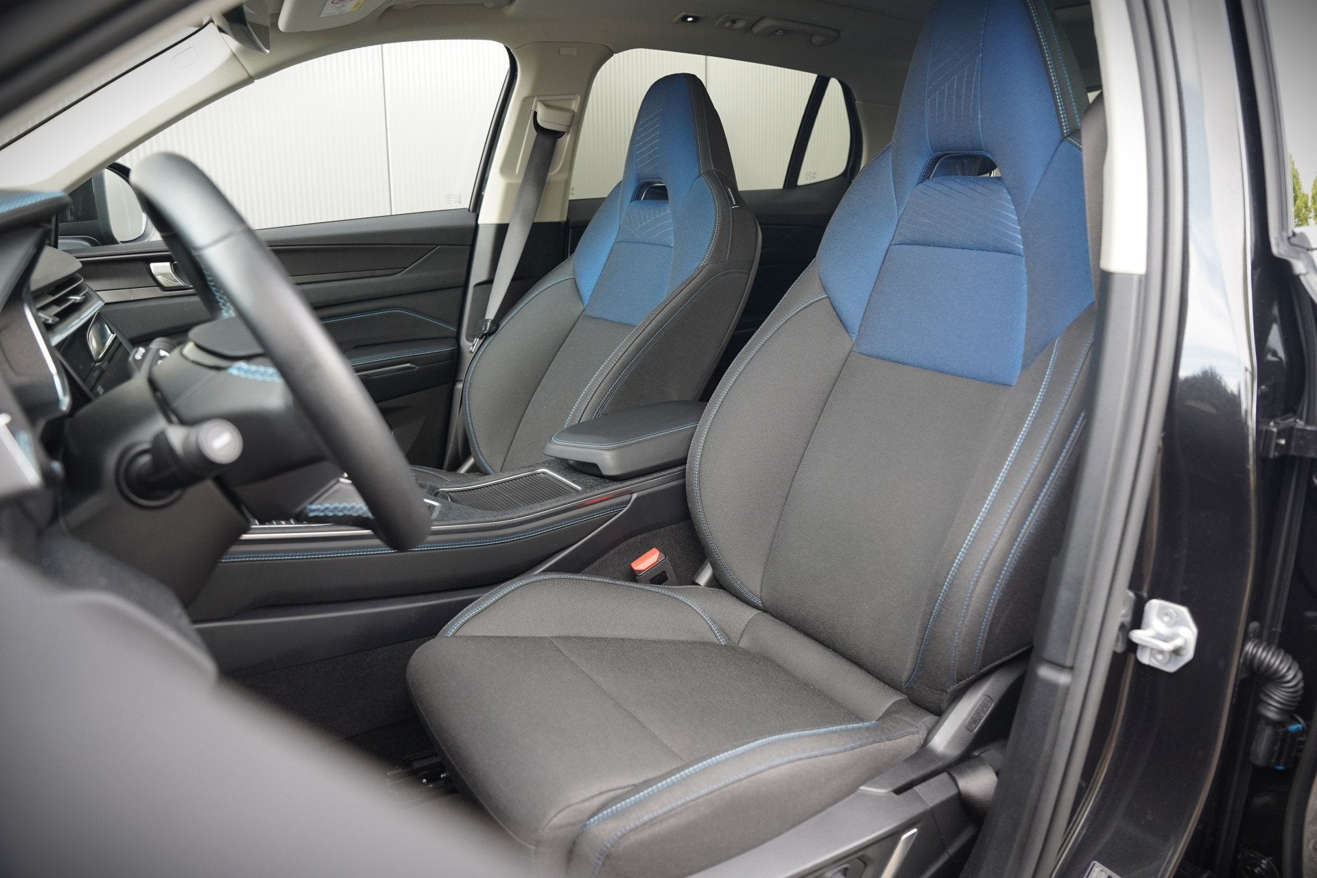 Lynk & Co 01 1.5 | Panoramadak | Stoelverwarming | Keyless |, Auto's, Stof, Zwart, Bedrijf, 3 cilinders