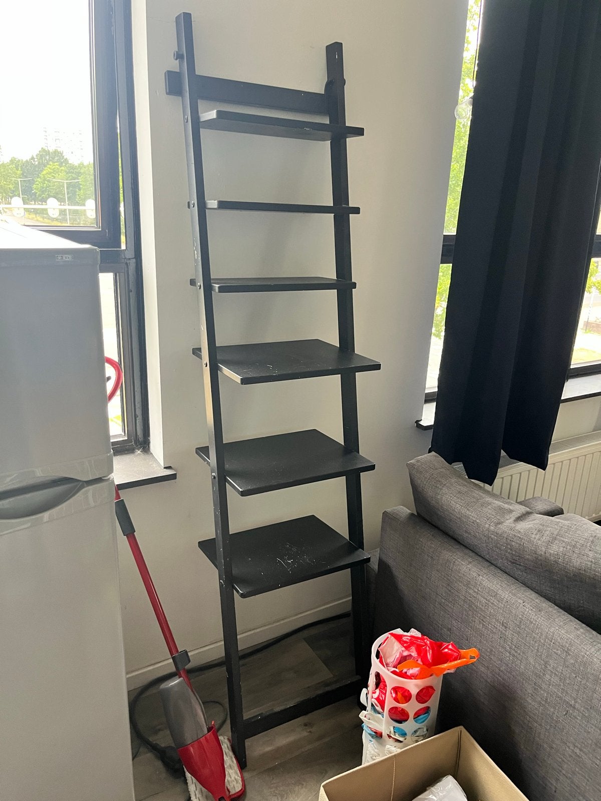 Zwarte ladderkast met 6 planken - gratis, Ophalen, Gebruikt