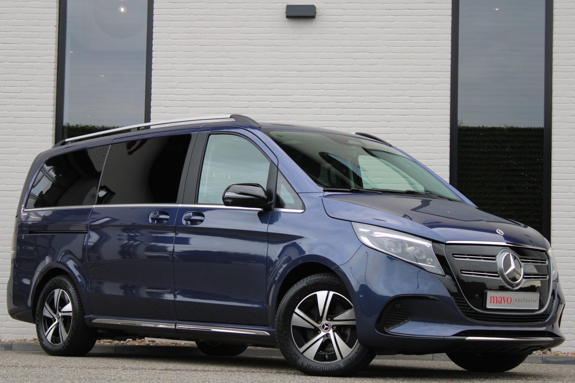 Mercedes-Benz EQV 300 L2 / AMG / Panorama / Luchtvering / 7-, Auto's, Dealer onderhouden, Gebruikt, Met garantie (alle), 7 stoelen